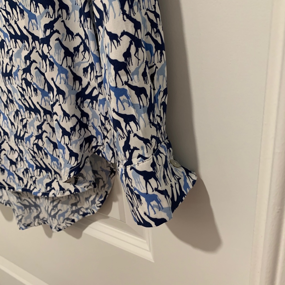 Jane & Delancey Blue Giraffe Print Button Up Shirt Size Medium - Picture 4 of 8